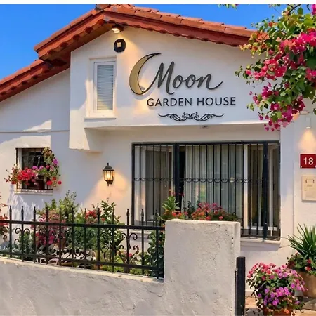 Prázdninový dům Moon Garden House Gomec